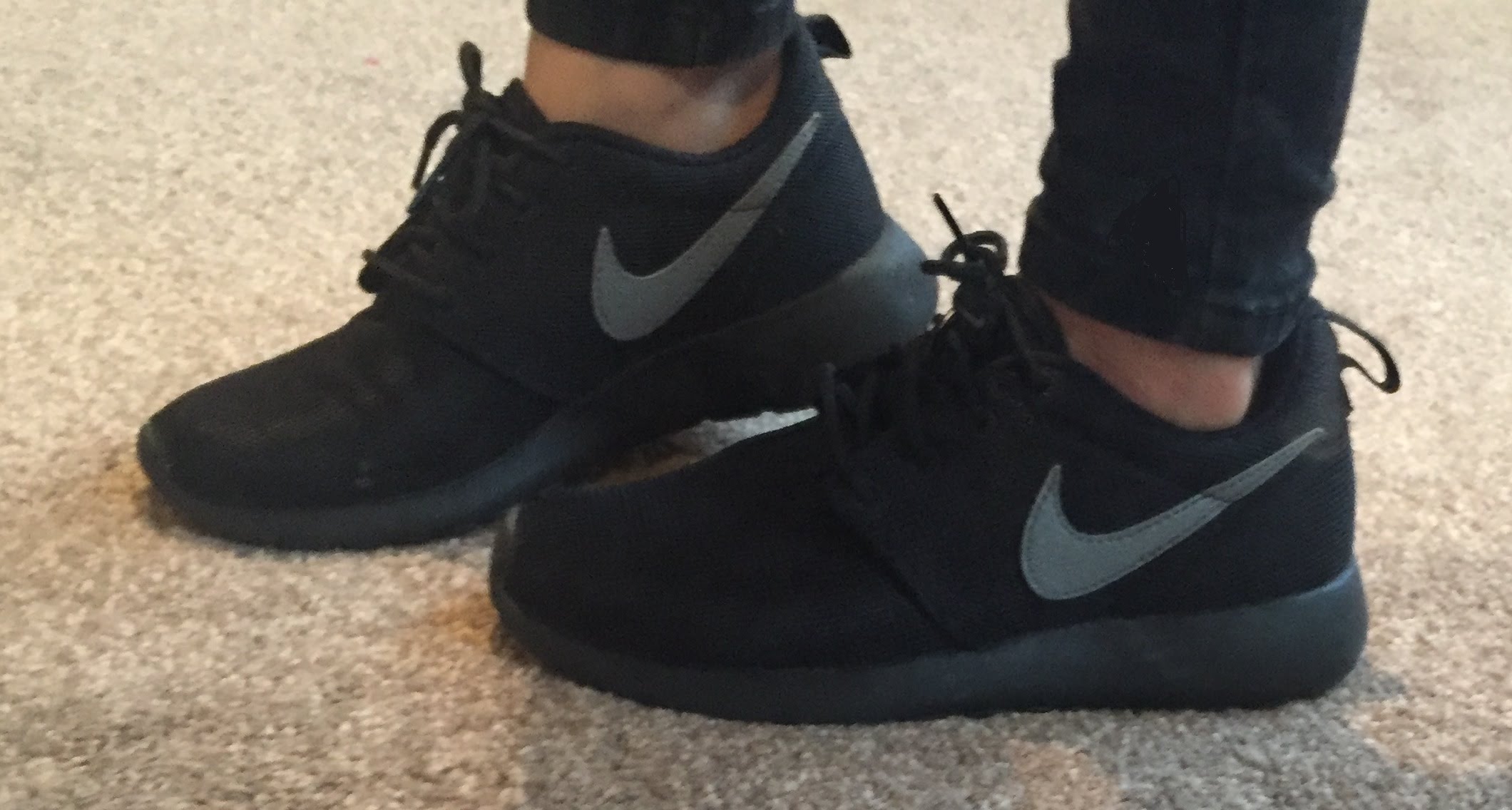 black nike shoes roshe