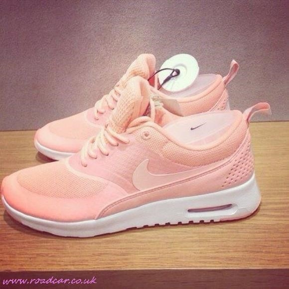 light pink nike running shoes